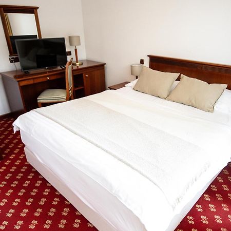 Hotel Zvezda 무르스카소보타 외부 사진