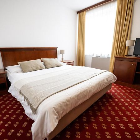Hotel Zvezda 무르스카소보타 외부 사진