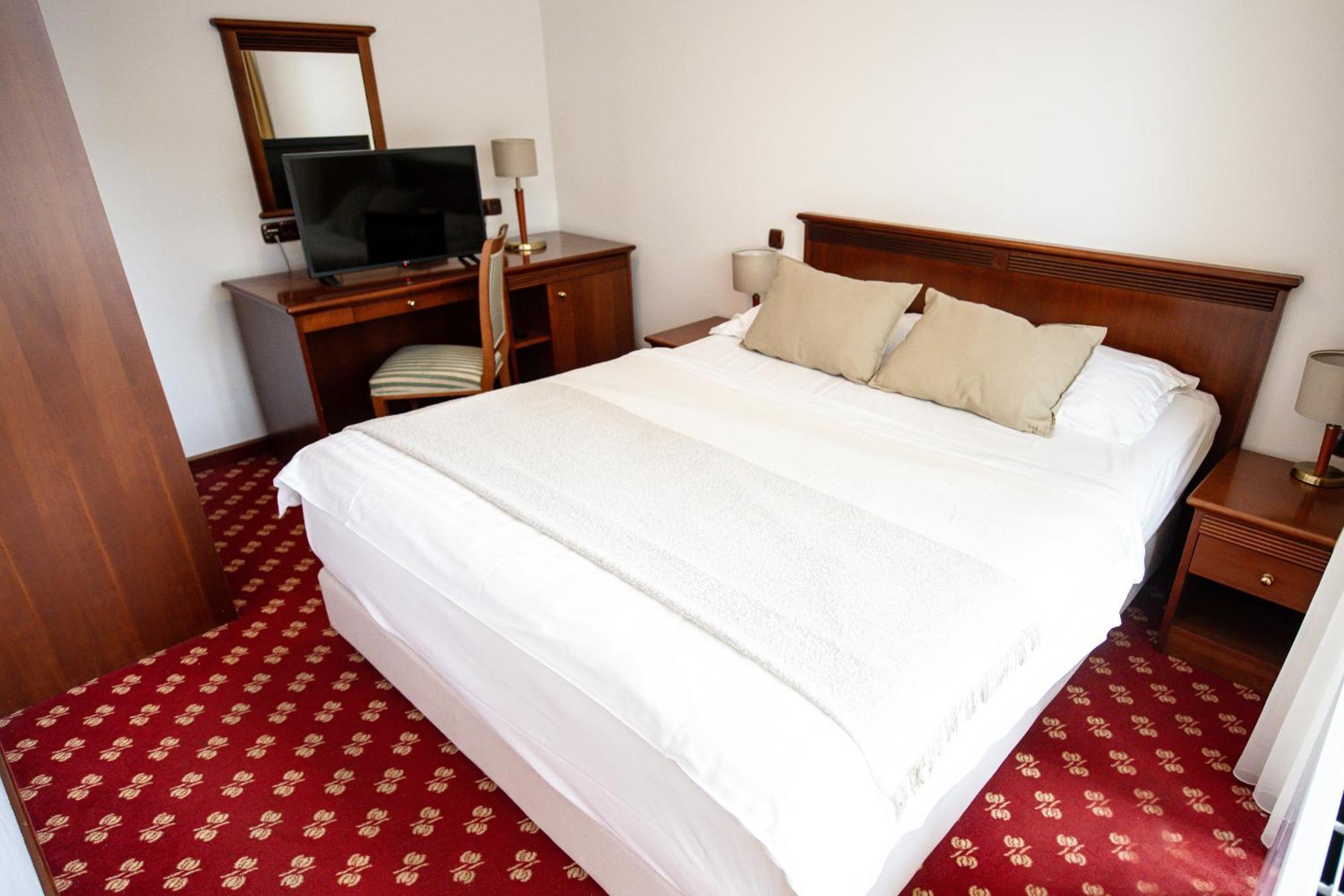 Hotel Zvezda 무르스카소보타 외부 사진