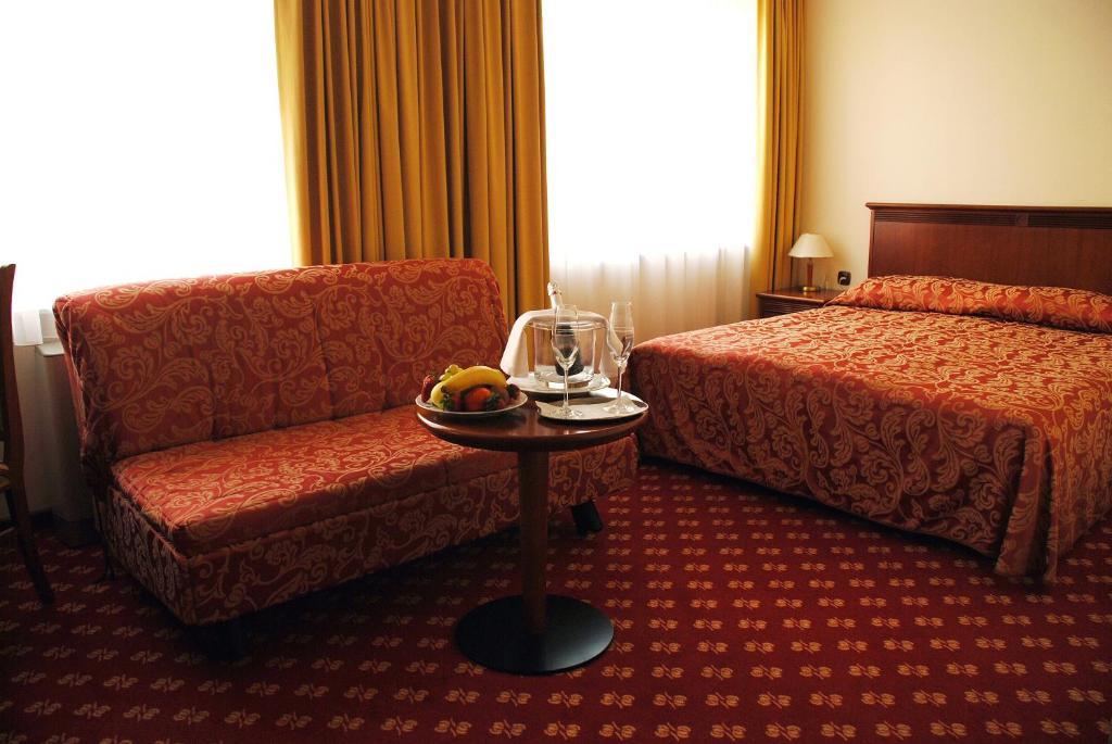 Hotel Zvezda 무르스카소보타 객실 사진